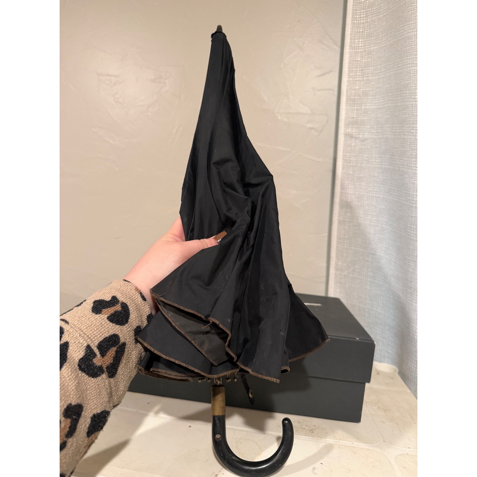 Vintage Style Umbrella Unisex OS Black Good Hook Handle Scalloped Trim