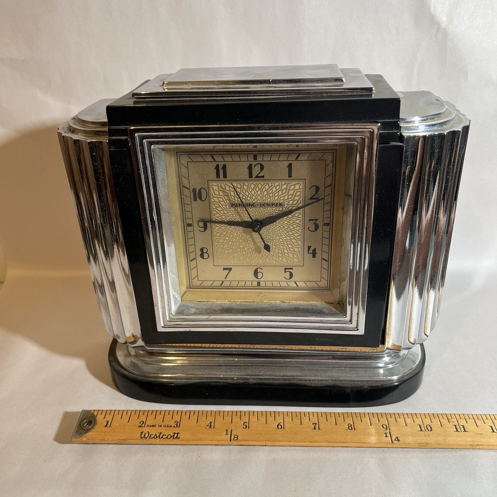 VINTAGE MANNING BOWMAN ART DECO MANTEL CLOCK ELECTRIC SHELF CHROME AND BAKELITE