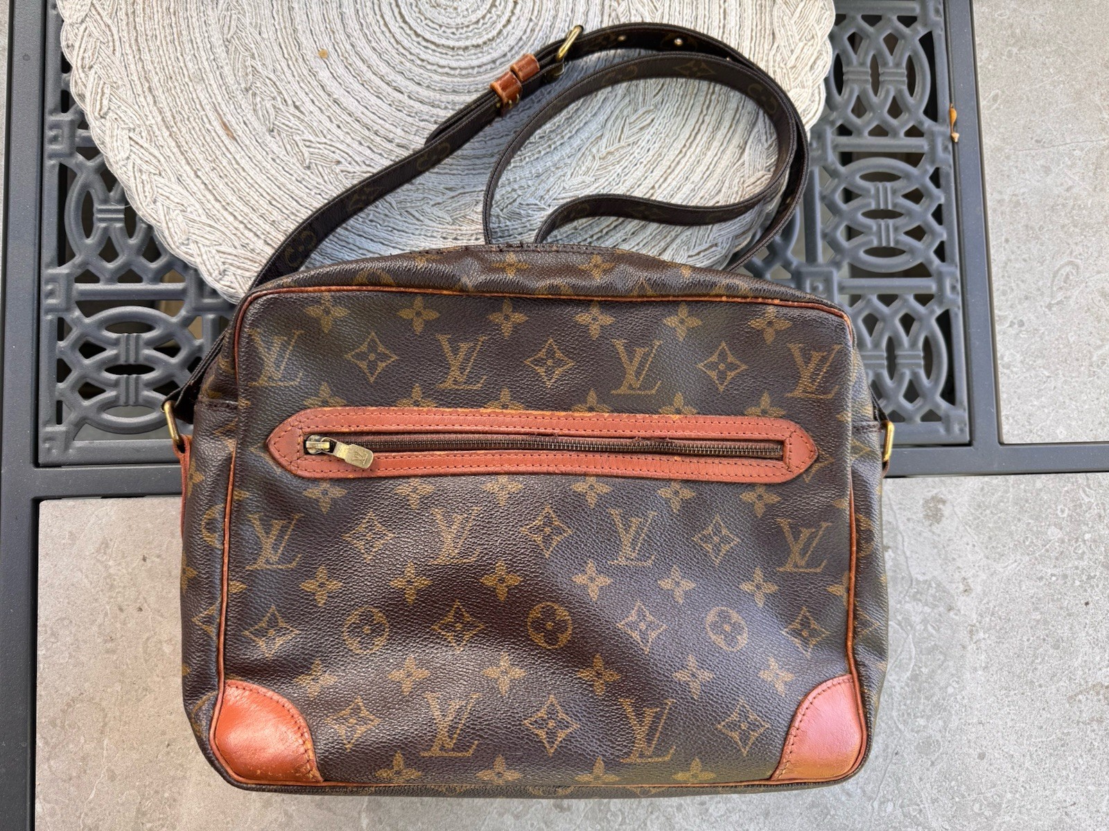 LOUIS VUITTON AUTH. Monogram Cross body Vintage Square Shape