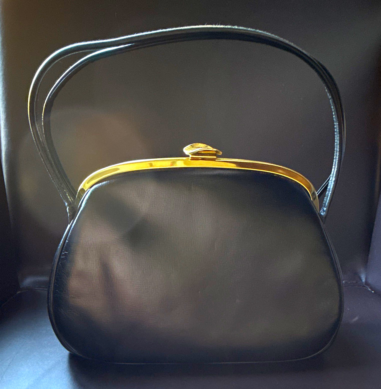 Vintage 1950s/60s Black Leather Koret Handbag-Flat & Co. Gold Tone Kiss Lock