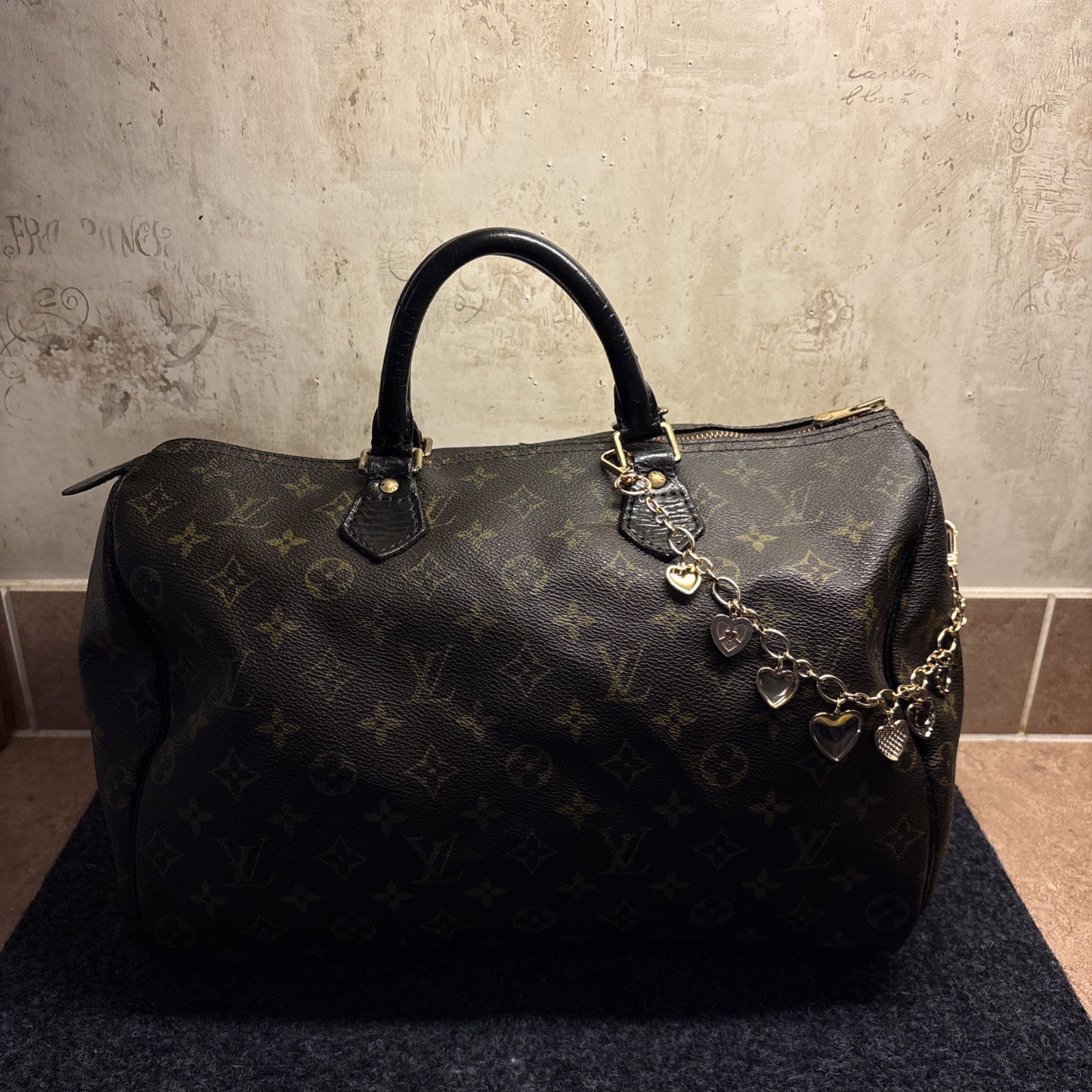 vintage louis vuitton speedy 30 monogram Black Leather Handles Gold Hardware