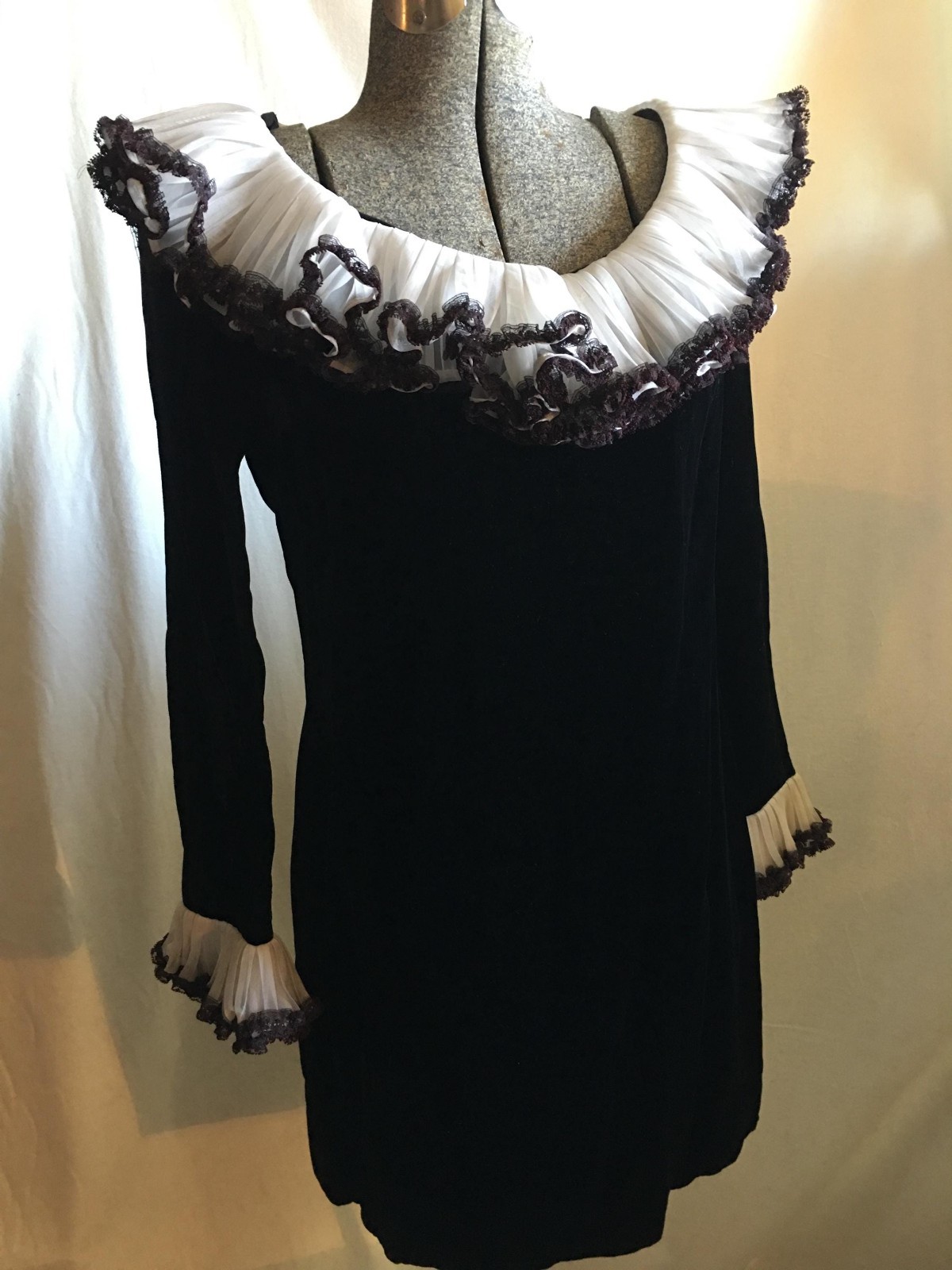 Vintage 1960s Black Velvet - Mini Dress White Ruffled Collar Lace Cuffs Babydoll