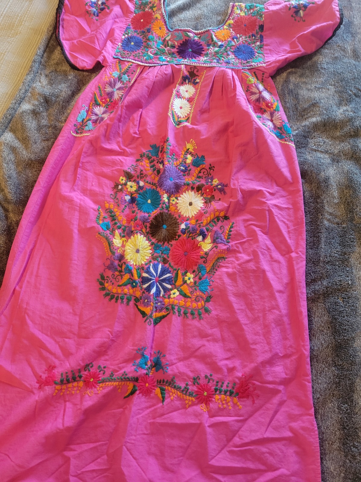 VINTAGE EMBROIDERED MEXICAN DRESS BRIGHT PINK MULTICOLOR FLOWERS Size MEDIUM