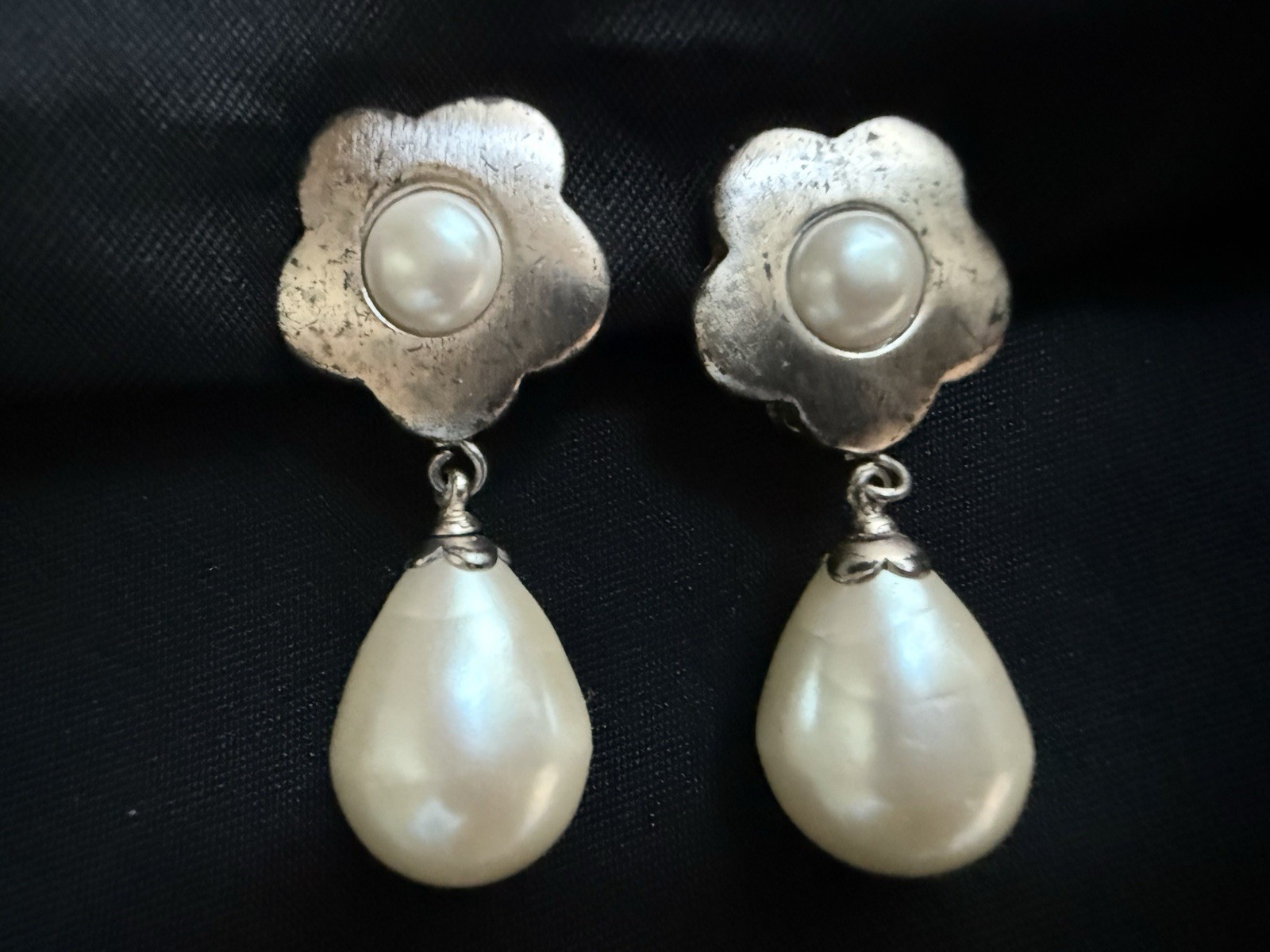 SIGNED VINTAGE HAUTE COUTURE GIVENCHY SILVER TONE PEARL DANGLE CLIP ON EARRINGS